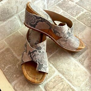 Donald Pliner wedge sandals snakeskin size 7.5